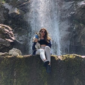 Meet your Posher, Crystal